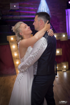 895